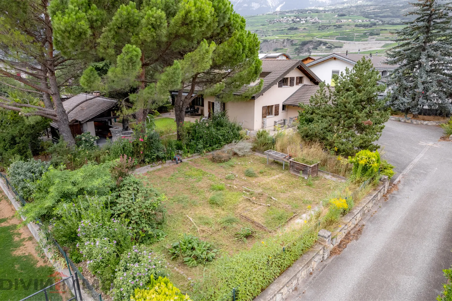 Schönes Anwesen mit 6-Zimmer-Villa, Nebengebäuden und Garagen - Foto 21 von 21