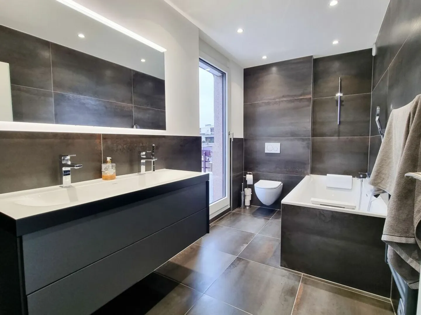 In esclusiva! Appartamento ristrutturato di 5 locali con vista - Foto 8 di 10