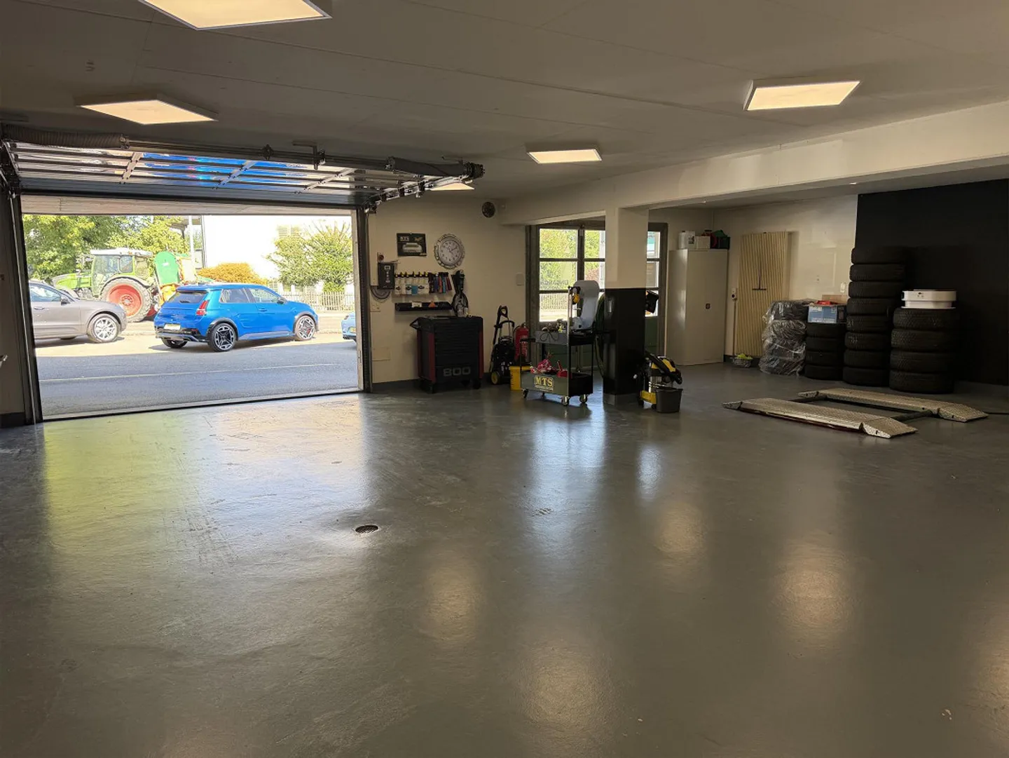 Car showroom in Frauenfeld for rent: 6 indoor & 13 outdoor spaces - Photo 8 of 11