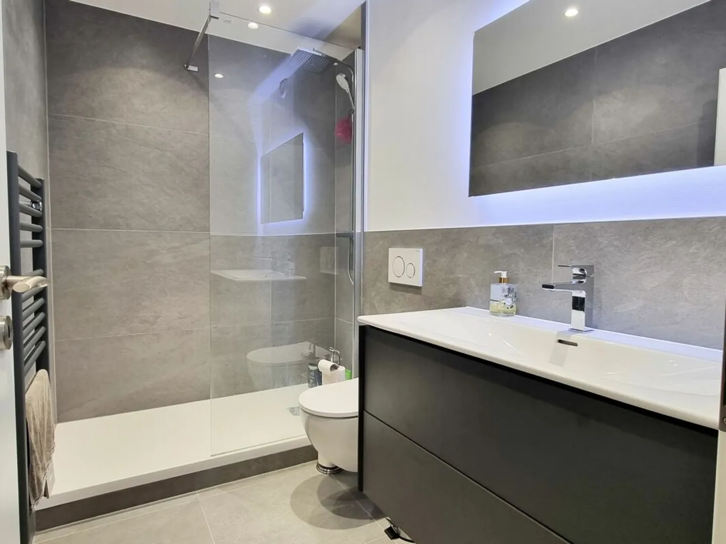 In esclusiva! Appartamento ristrutturato di 5 locali con vista - Foto 10 di 10