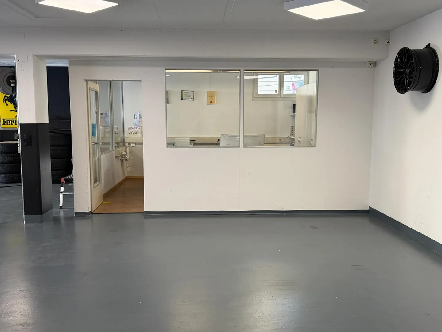 Car showroom in Frauenfeld for rent: 6 indoor & 13 outdoor spaces - Photo 9 of 11