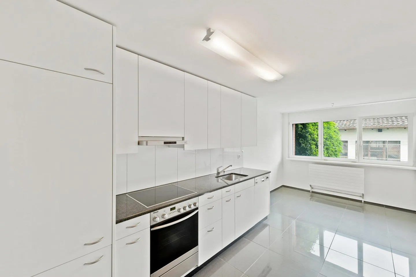 Appartement penthouse spacieux avec possibilité d'achat dans l'immeuble ! - Photo 3 sur 7