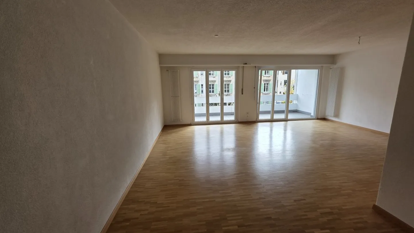 GERÄUMIGE WOHNUNG MIT GROSSEM BALKON - Foto 2 von 7