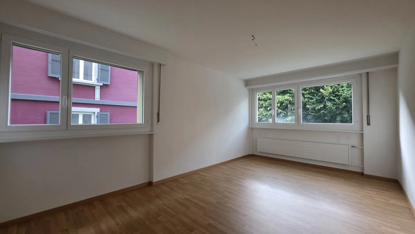 GERÄUMIGE WOHNUNG MIT GROSSEM BALKON - Foto 4 von 7
