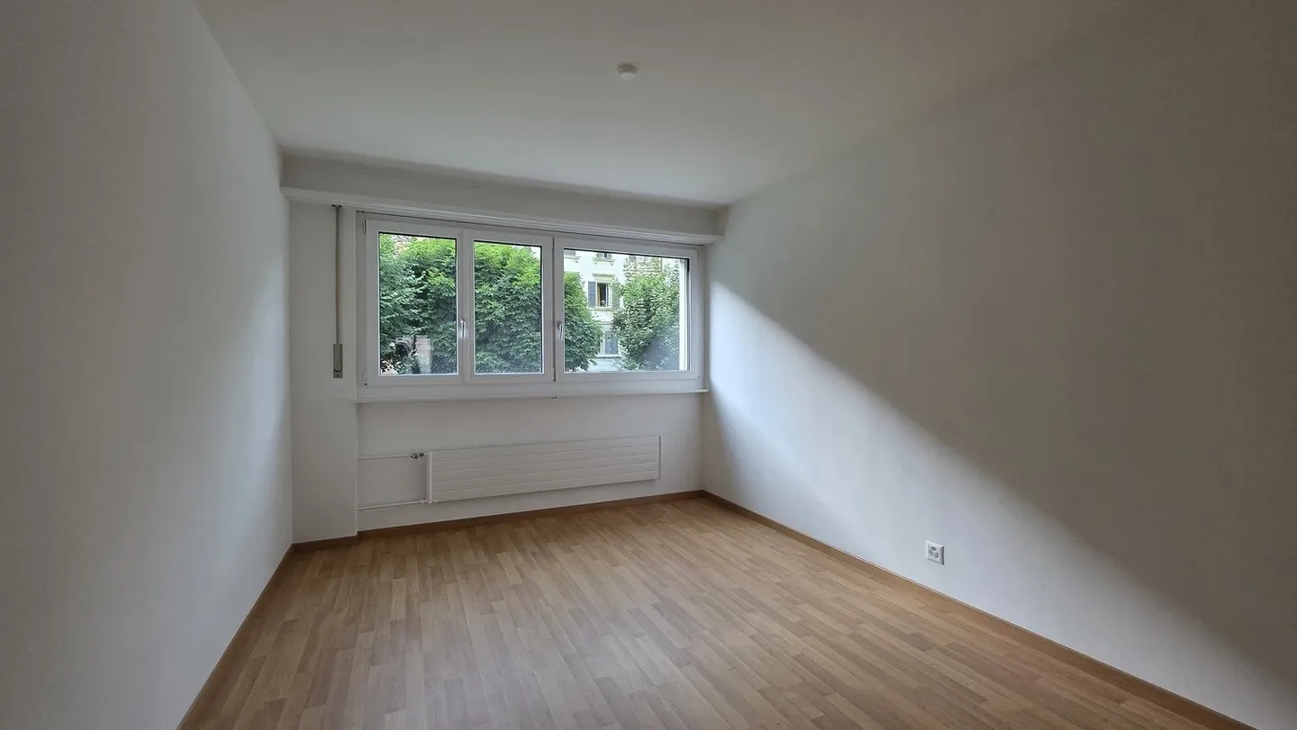 GERÄUMIGE WOHNUNG MIT GROSSEM BALKON - Foto 5 von 7