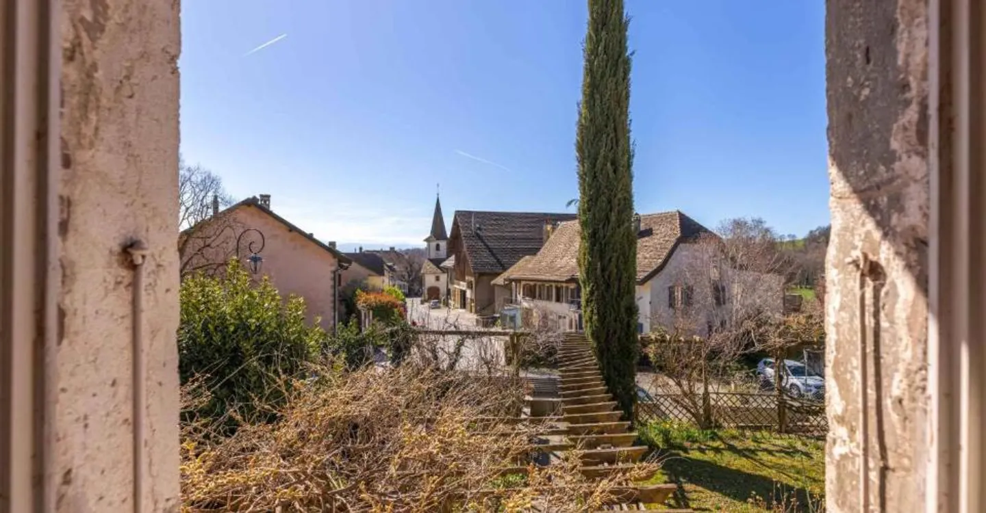 Casa da ristrutturare con vista sul cuore del villaggio - Foto 1 di 11