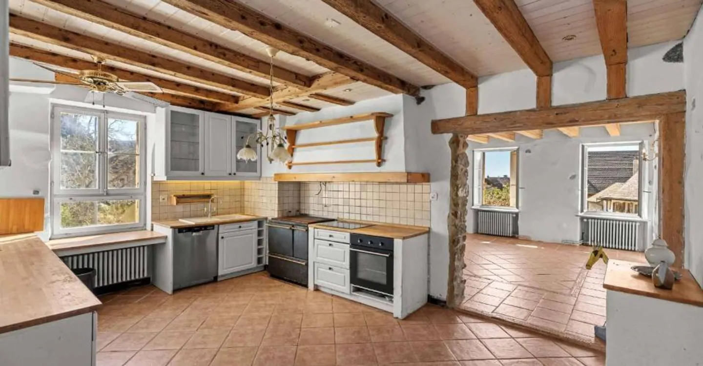 Casa da ristrutturare con vista sul cuore del villaggio - Foto 4 di 11