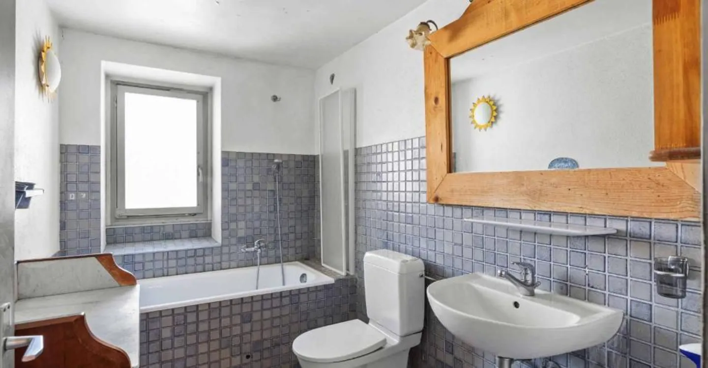 Casa da ristrutturare con vista sul cuore del villaggio - Foto 9 di 11
