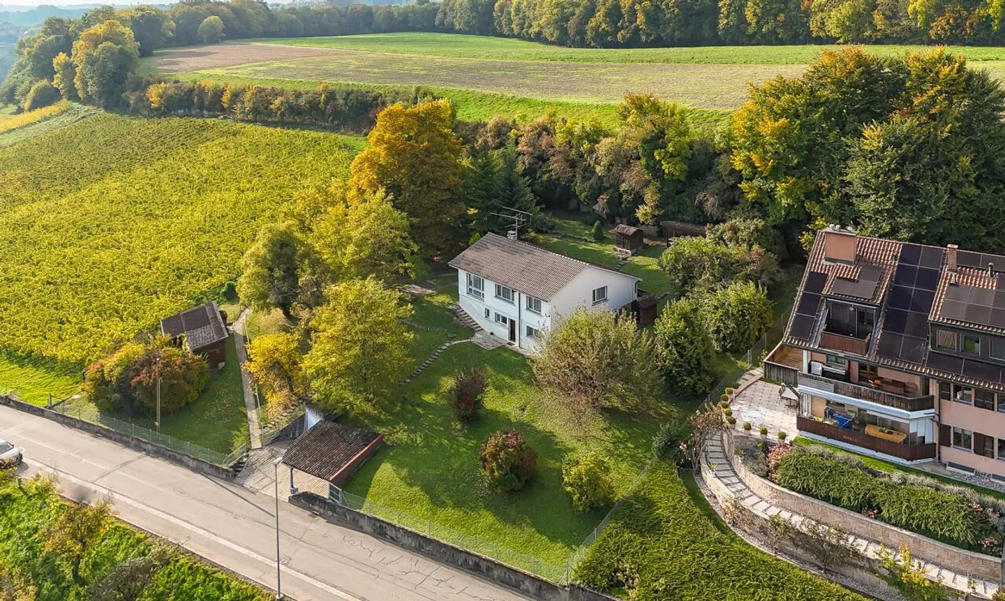 Large plot with a view of the lake for a construction project - Photo 1 of 11