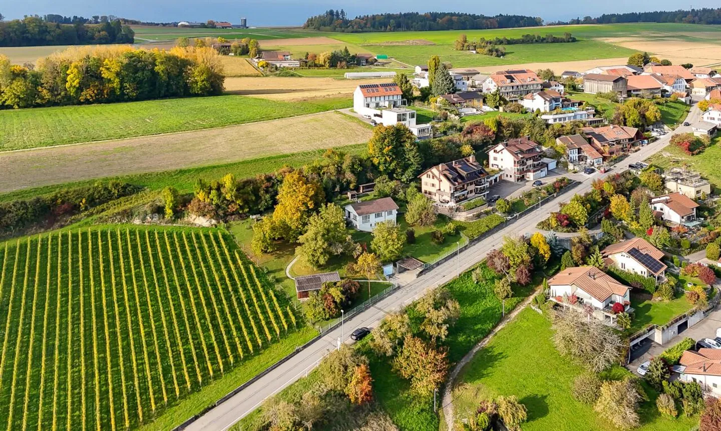 Large plot with a view of the lake for a construction project - Photo 2 of 11