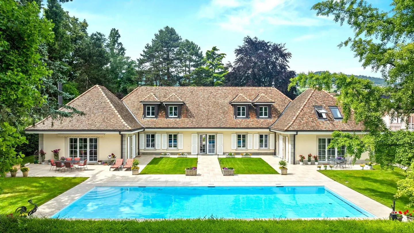 Property "feet in the water" with pool near Rolle - Photo 2 of 18