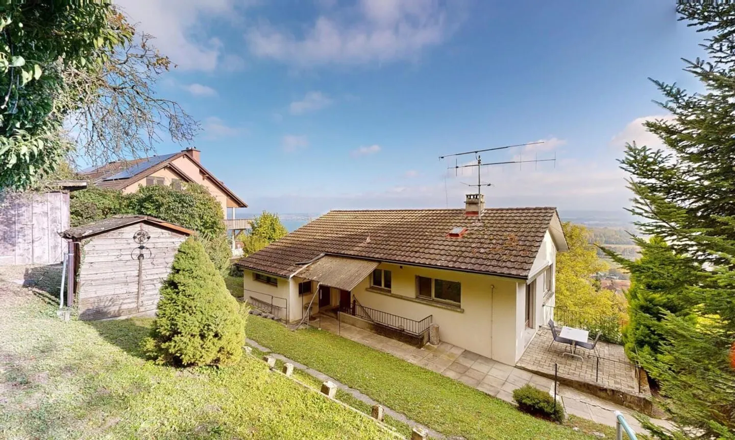 Large plot with a view of the lake for a construction project - Photo 10 of 11