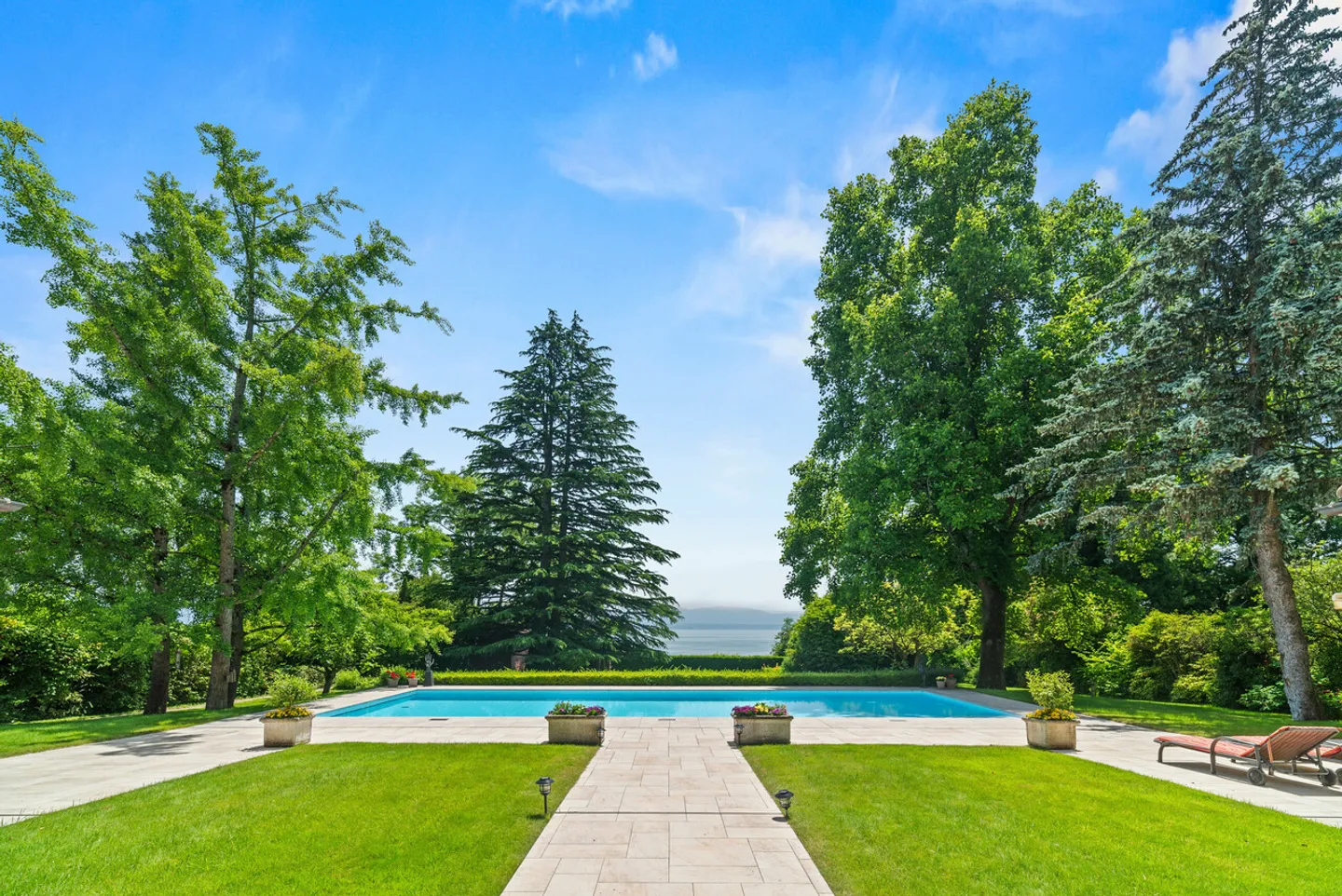 Property "feet in the water" with pool near Rolle - Photo 3 of 18