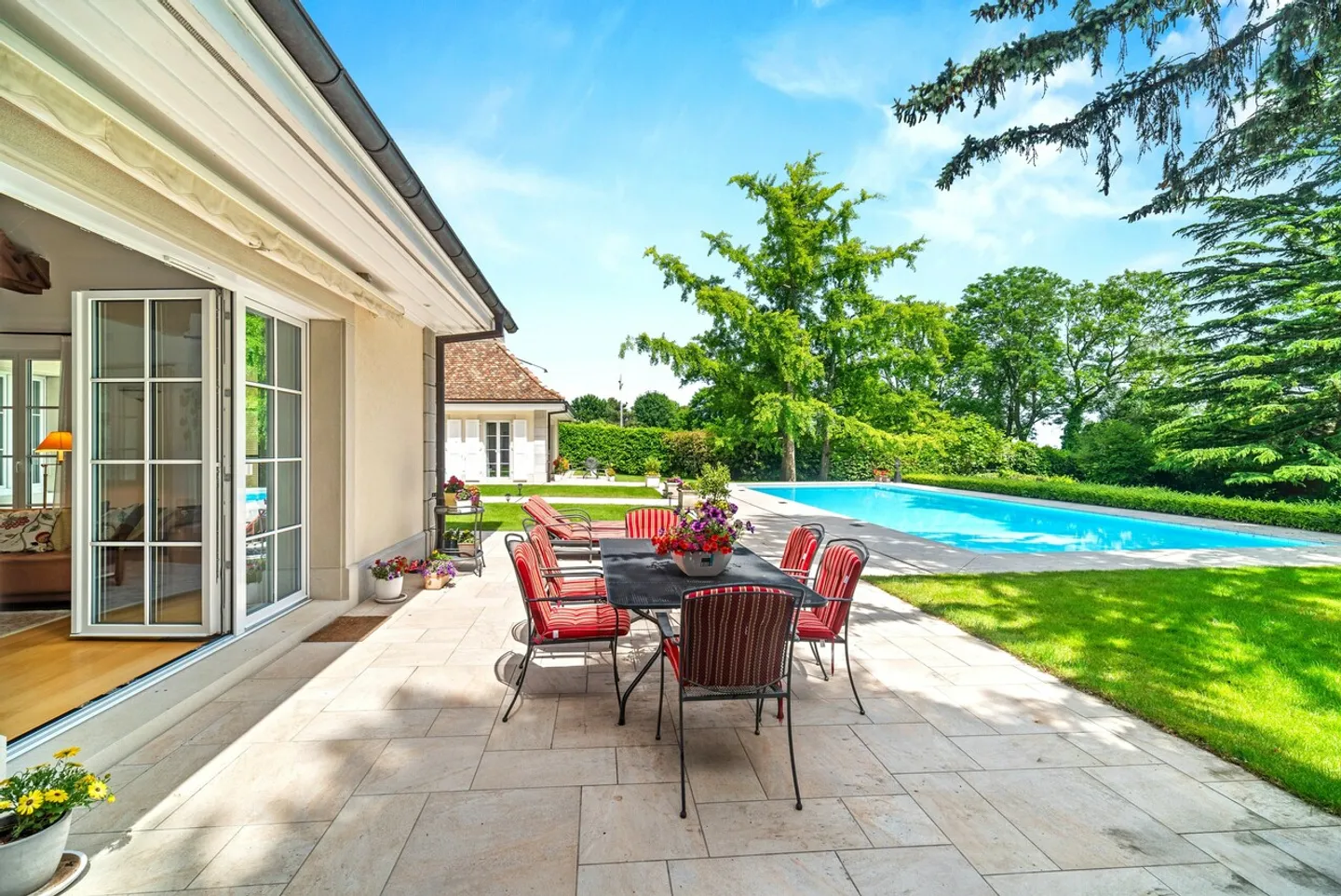 Property "feet in the water" with pool near Rolle - Photo 4 of 18