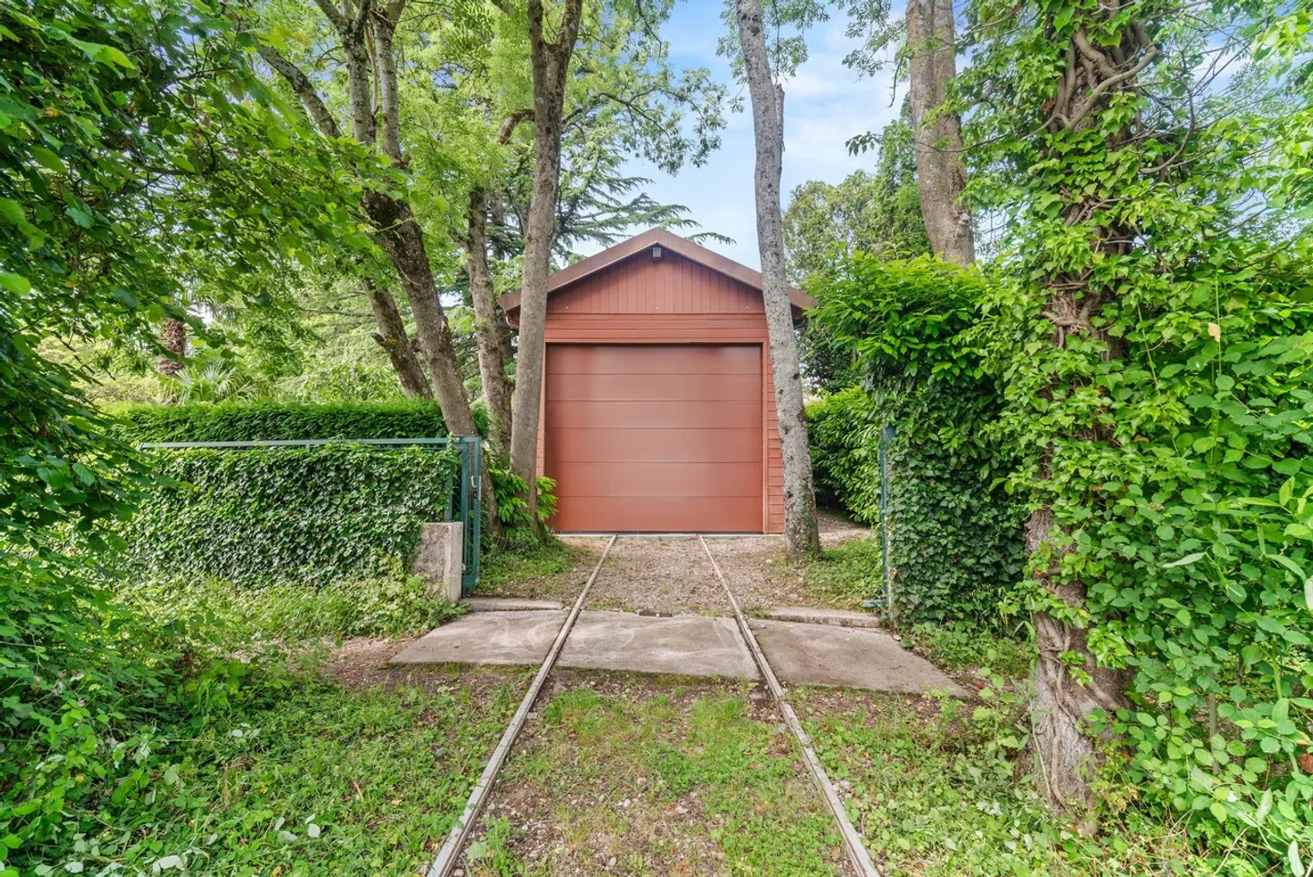 Property "feet in the water" with pool near Rolle - Photo 17 of 18