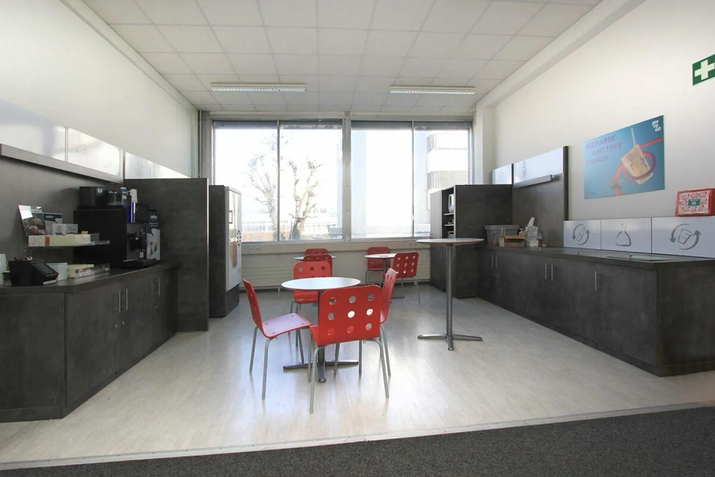 Edificio commerciale e per uffici attraente in posizione privilegiata - Foto 3 di 13