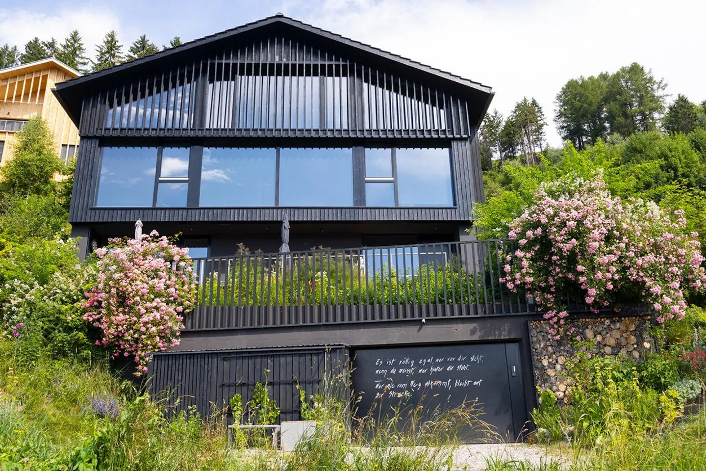 "Casa Nera" - einzigartiges Einfamilienhaus an sonniger Hanglage im Val Lumnezia - Foto 1 di 10