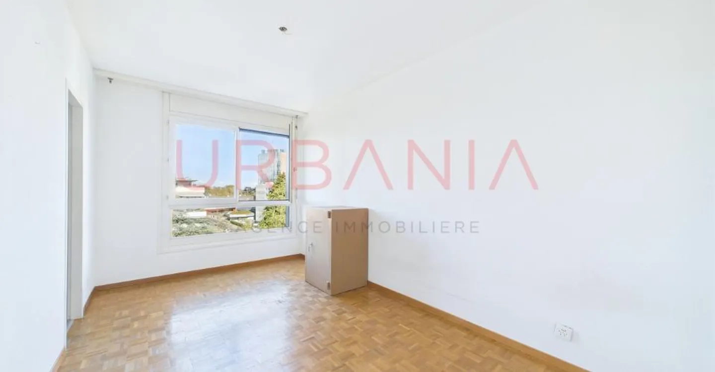Superbo appartamento luminoso di 6 stanze con ascensore privato e balconi - Foto 7 di 11