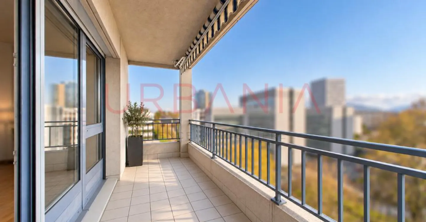 Superbo appartamento luminoso di 6 stanze con ascensore privato e balconi - Foto 2 di 11
