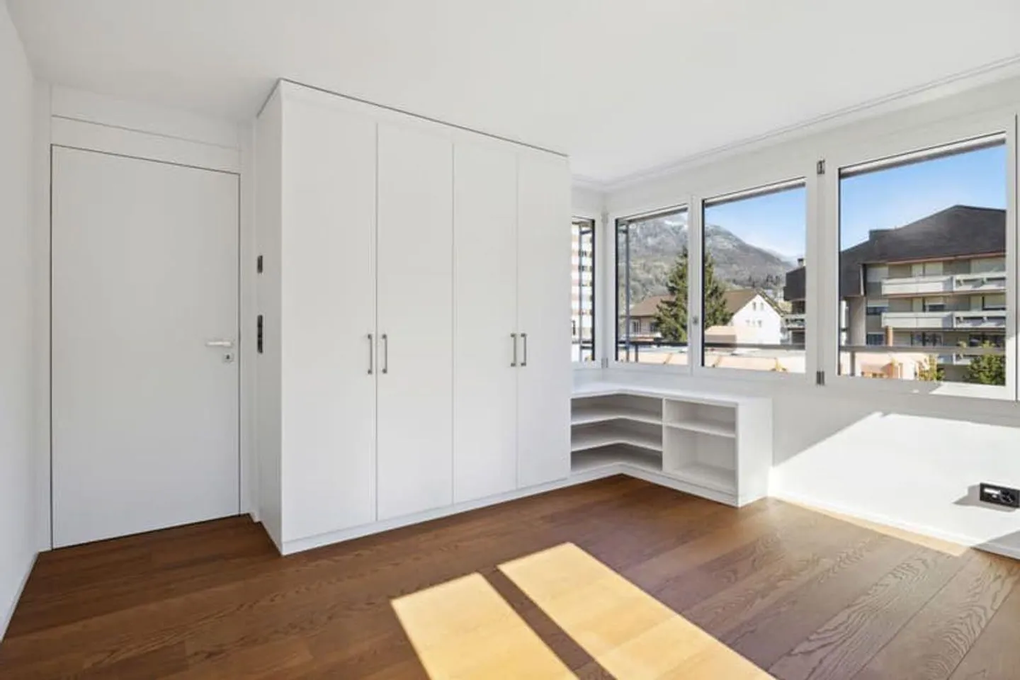 Appartamento esclusivo di 5,5 stanze in posizione centrale con vista sulle montagne e lontano - Foto 3 di 6