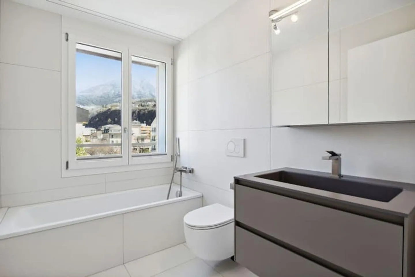 Appartamento esclusivo di 5,5 stanze in posizione centrale con vista sulle montagne e lontano - Foto 2 di 6