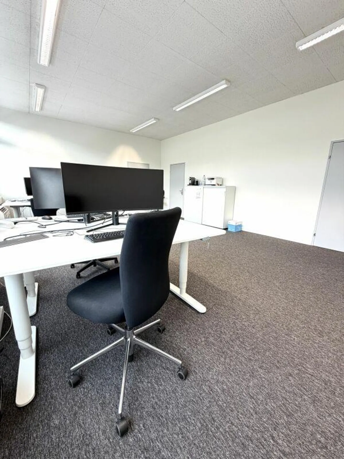 Bureau lumineux avec cuisine et salle de réunion partagées à Volketswil - Photo 1 sur 4