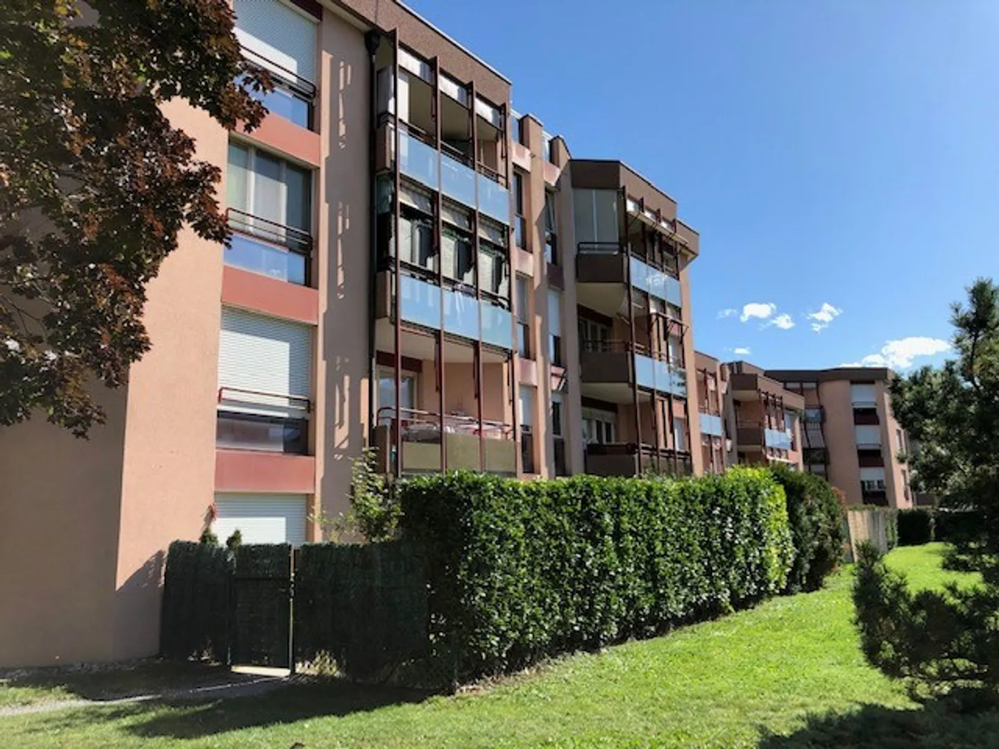 Edificio in una zona tranquilla e verdeggiante - Foto 1 di 6