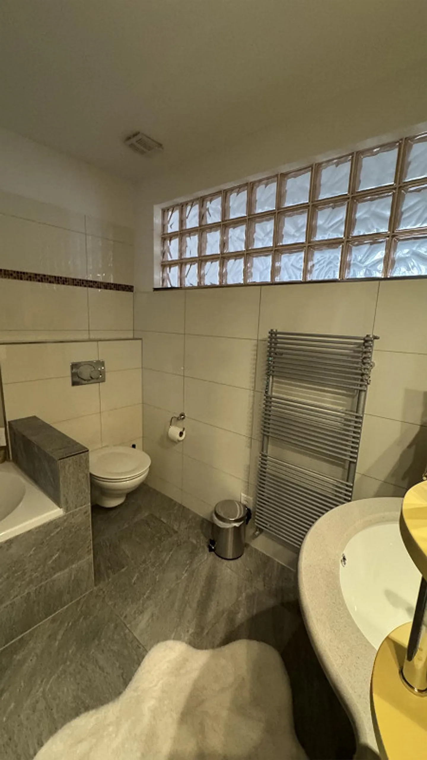 Luminoso appartamento di 5 stanze con grande terrazza, vista panoramica e posizione tranquilla - Foto 15 di 30