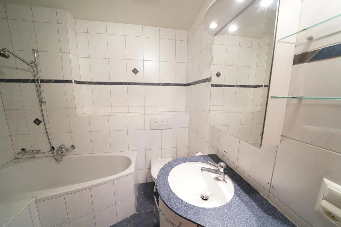 Sunny 2-room apartment with balcony and lift - Photo 6 of 6