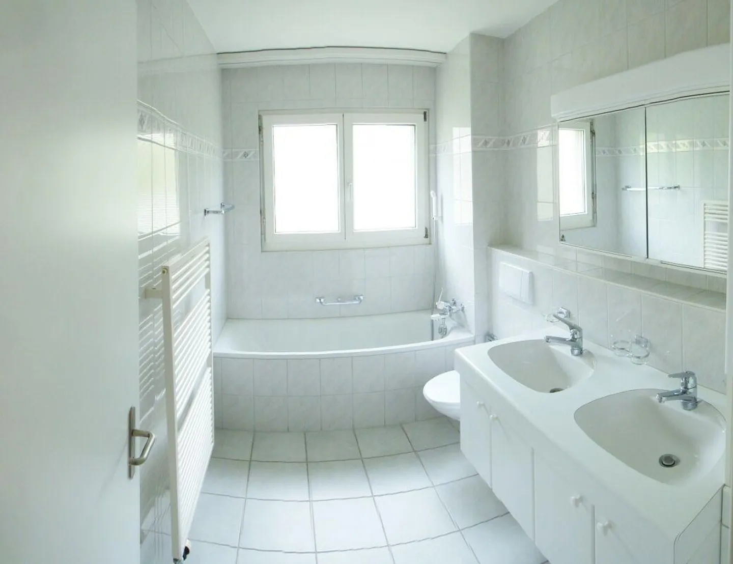 Grosse Dachwohnung mit gemütlichem, gedecktem Balkon - Foto 3 von 6