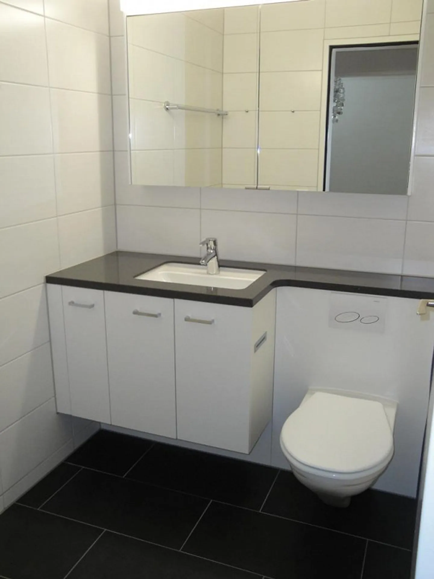 Living in a beautiful terrace house - Photo 5 of 8