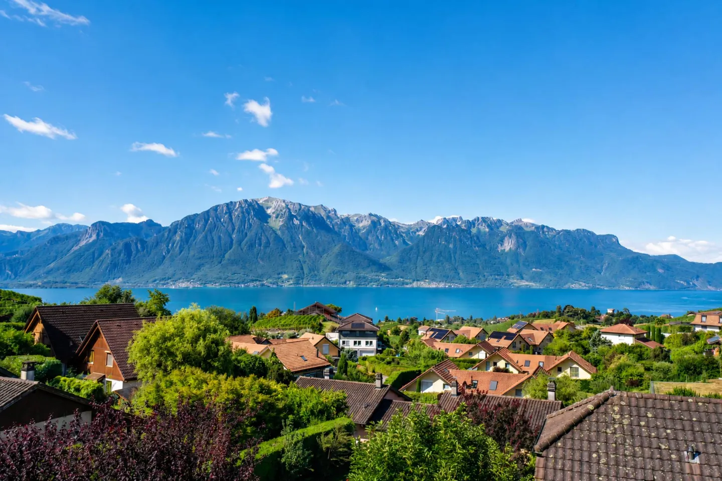 Proprietà individuale con vista sul lago e grande appezzamento - Foto 2 di 13