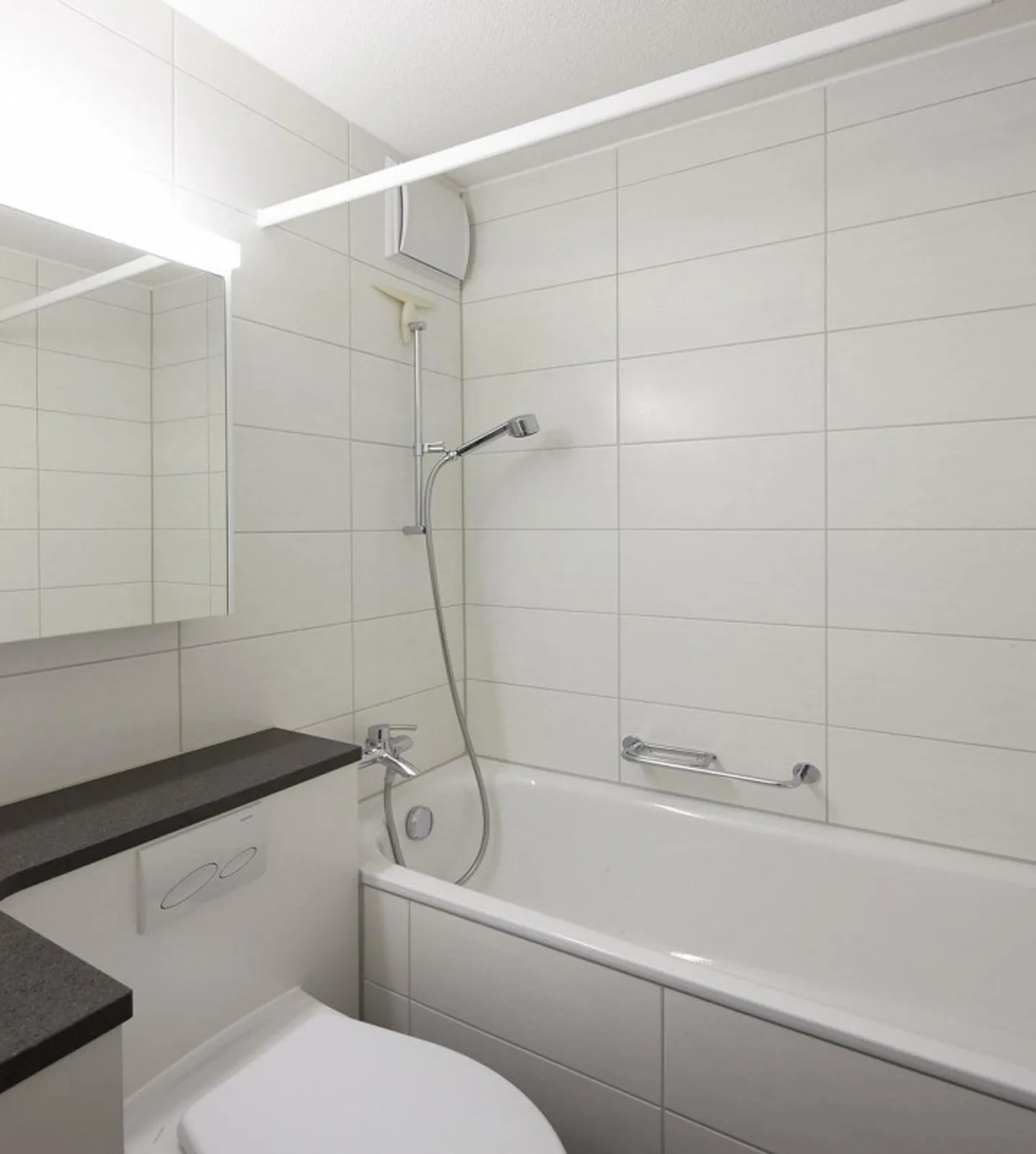 Living in a beautiful terrace house - Photo 7 of 8