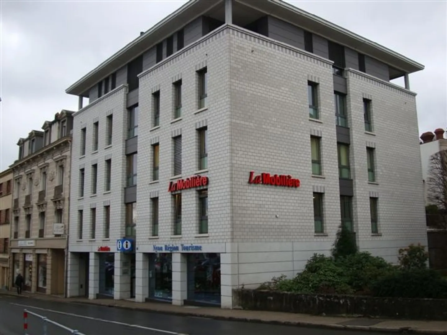 Mixed-use building for rent - Photo 1 of 1