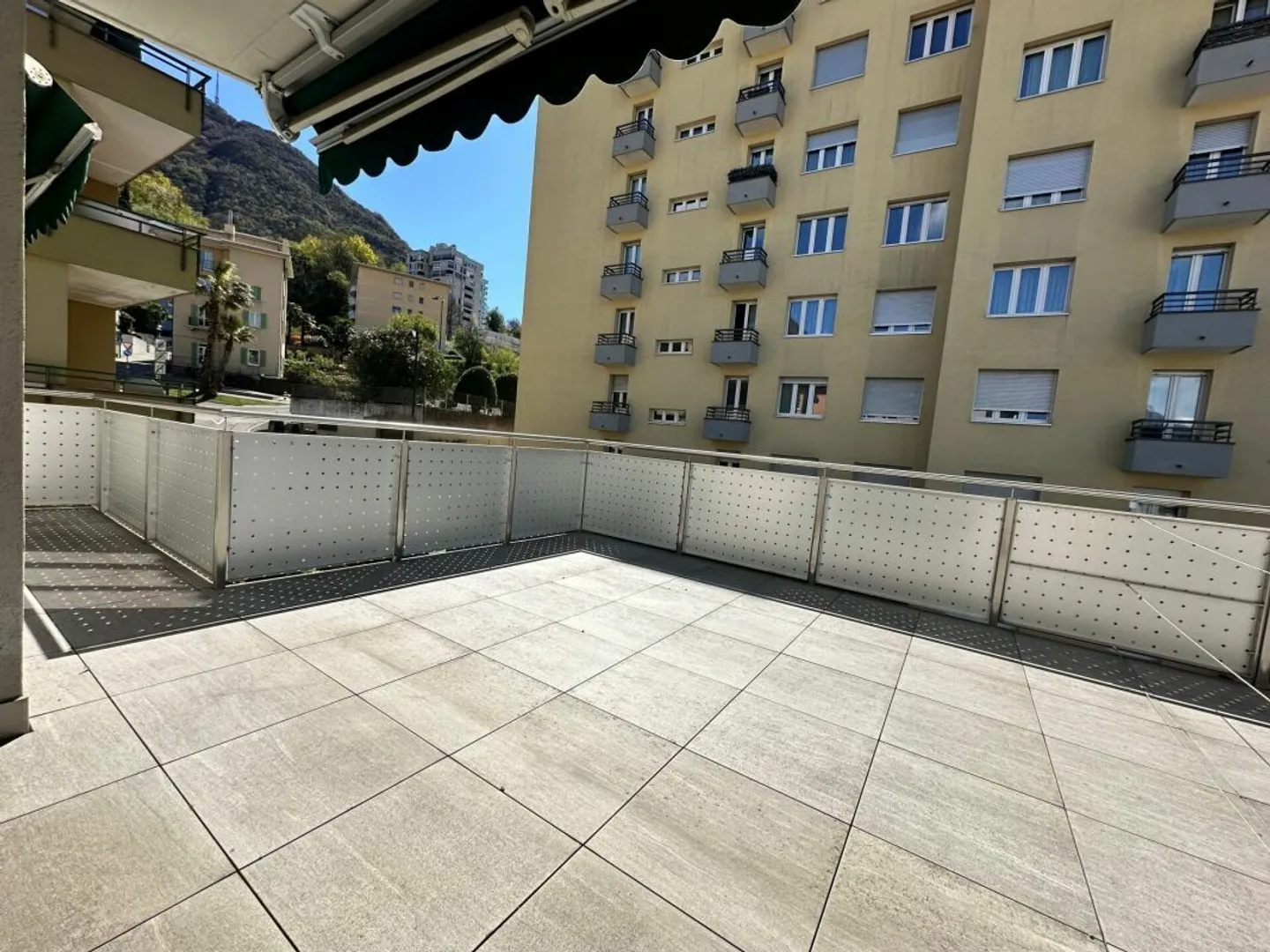 Elegante appartamento 3.5 locali - Foto 3 di 8