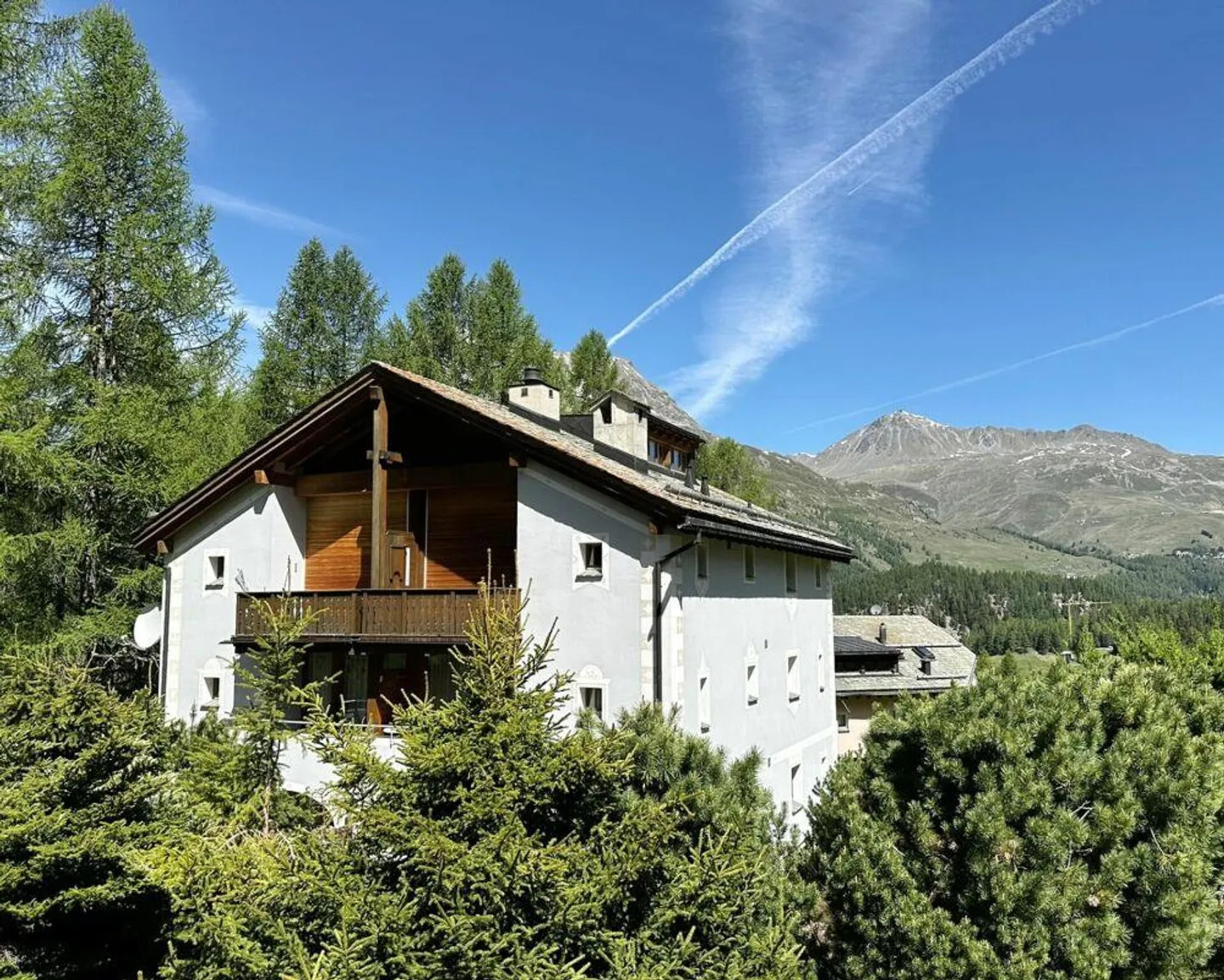 Exclusive Maisonette Apartment with Sauna & Panoramic View over Silvaplana - Photo 1 of 10