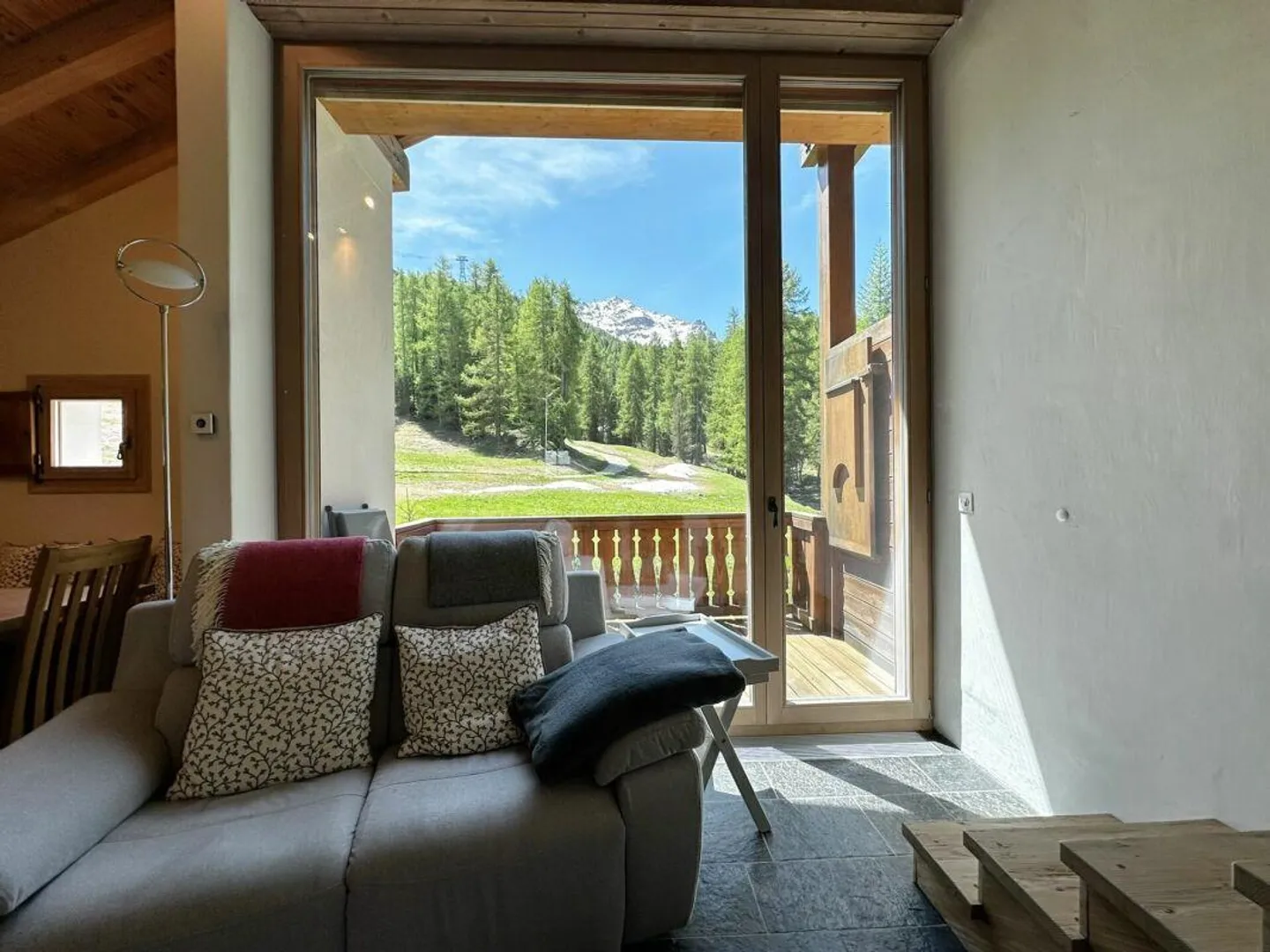 Exclusive Maisonette Apartment with Sauna & Panoramic View over Silvaplana - Photo 2 of 10