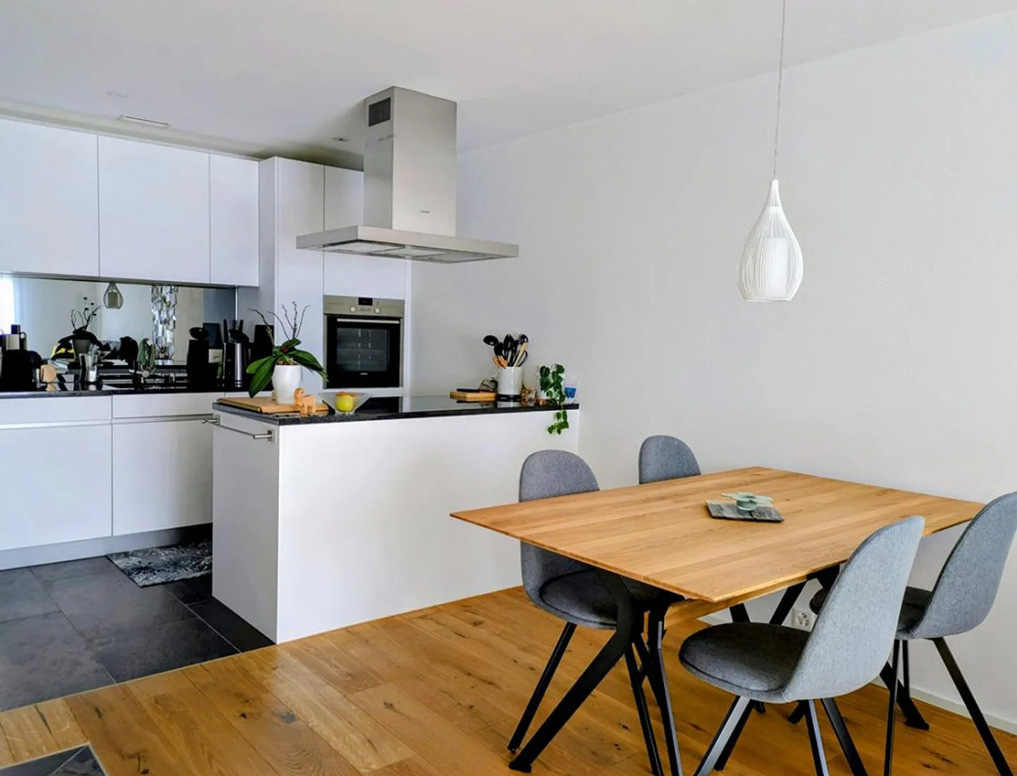 Beautiful 2.5 room apartment in Minergie standard - Photo 2 of 8