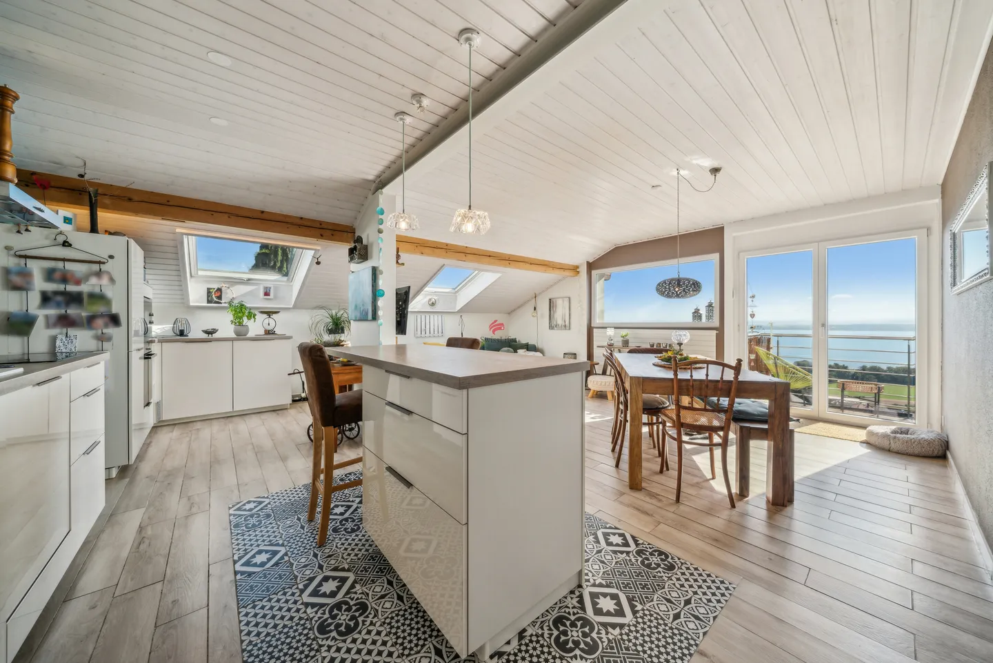 Exceptional living environment facing the lake - Photo 2 of 6