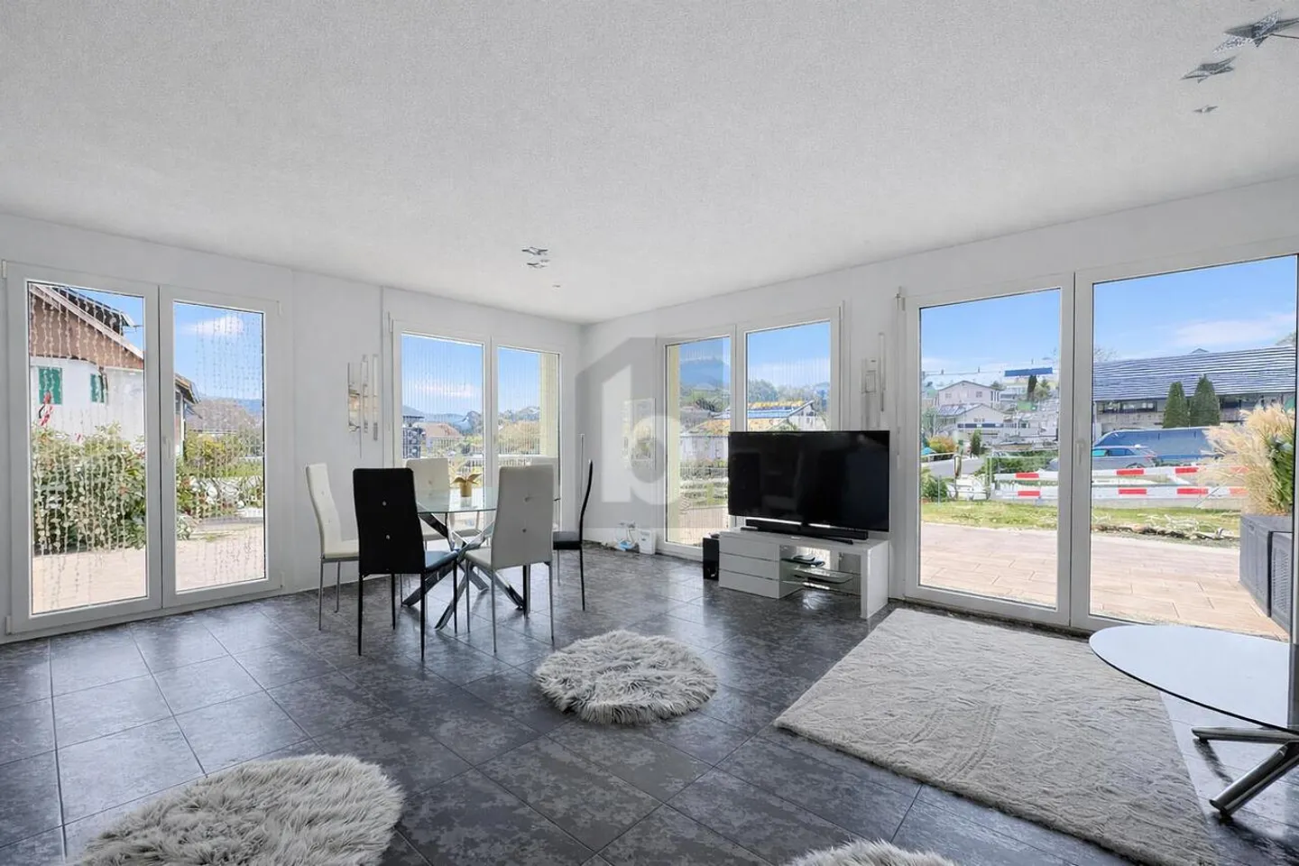 SPACIOUS, BRIGHT AND FAMILY-FRIENDLY - Photo 2 of 6