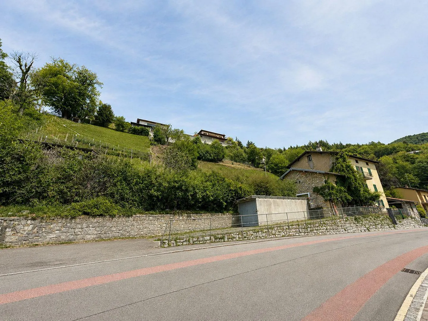 Bâtiment caractéristique à rénover avec grand terrain constructible et trois parcelles forestières supplémentaires - Photo 5 sur 10