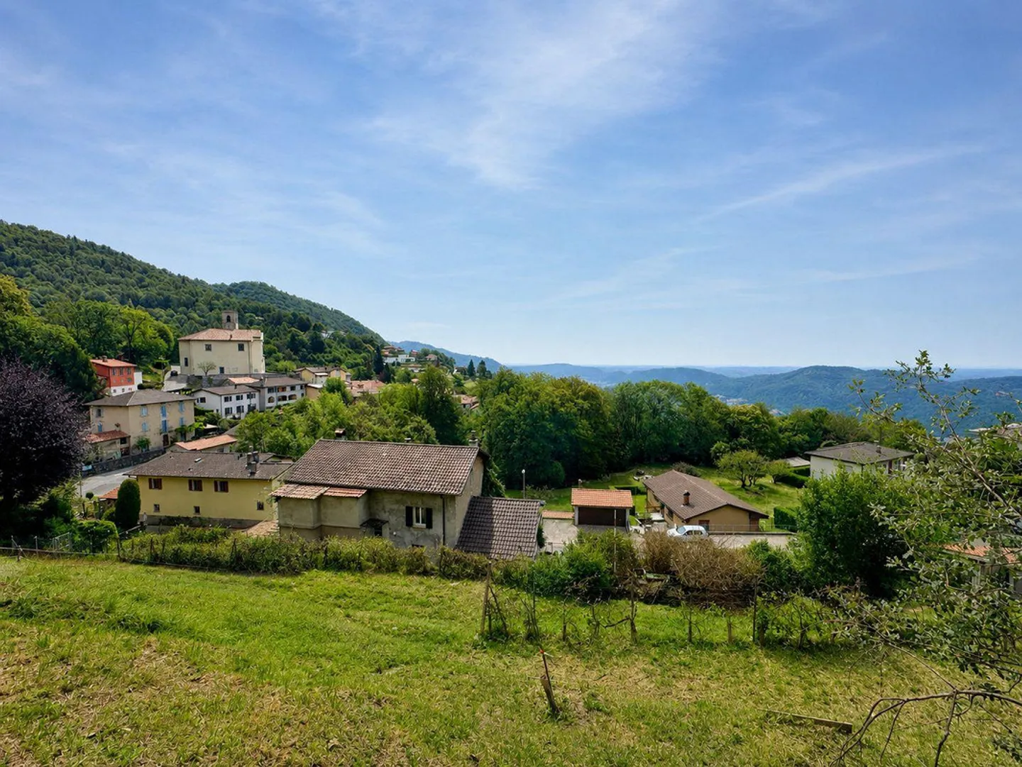 Bâtiment caractéristique à rénover avec grand terrain constructible et trois parcelles forestières supplémentaires - Photo 9 sur 10