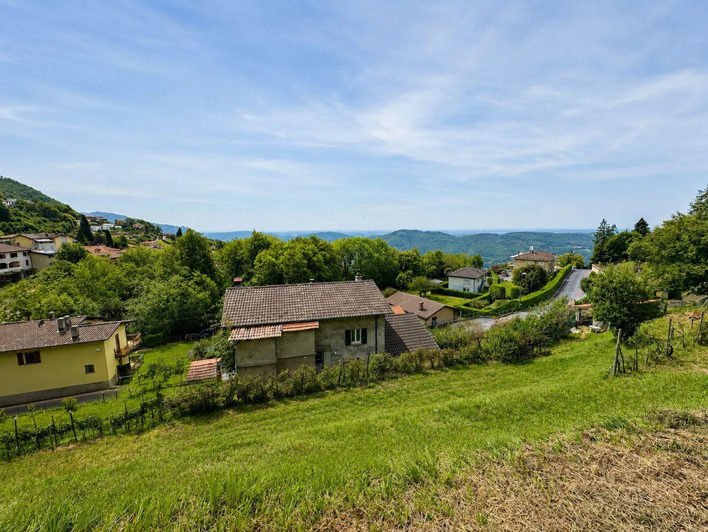 Bâtiment caractéristique à rénover avec grand terrain constructible et trois parcelles forestières supplémentaires - Photo 10 sur 10