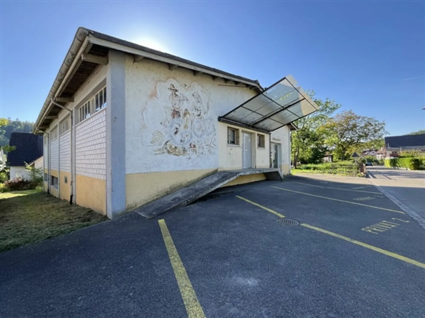 Spacious storage or hobby room 210m2 with loading ramp and 4 parking spaces - Photo 1 of 7