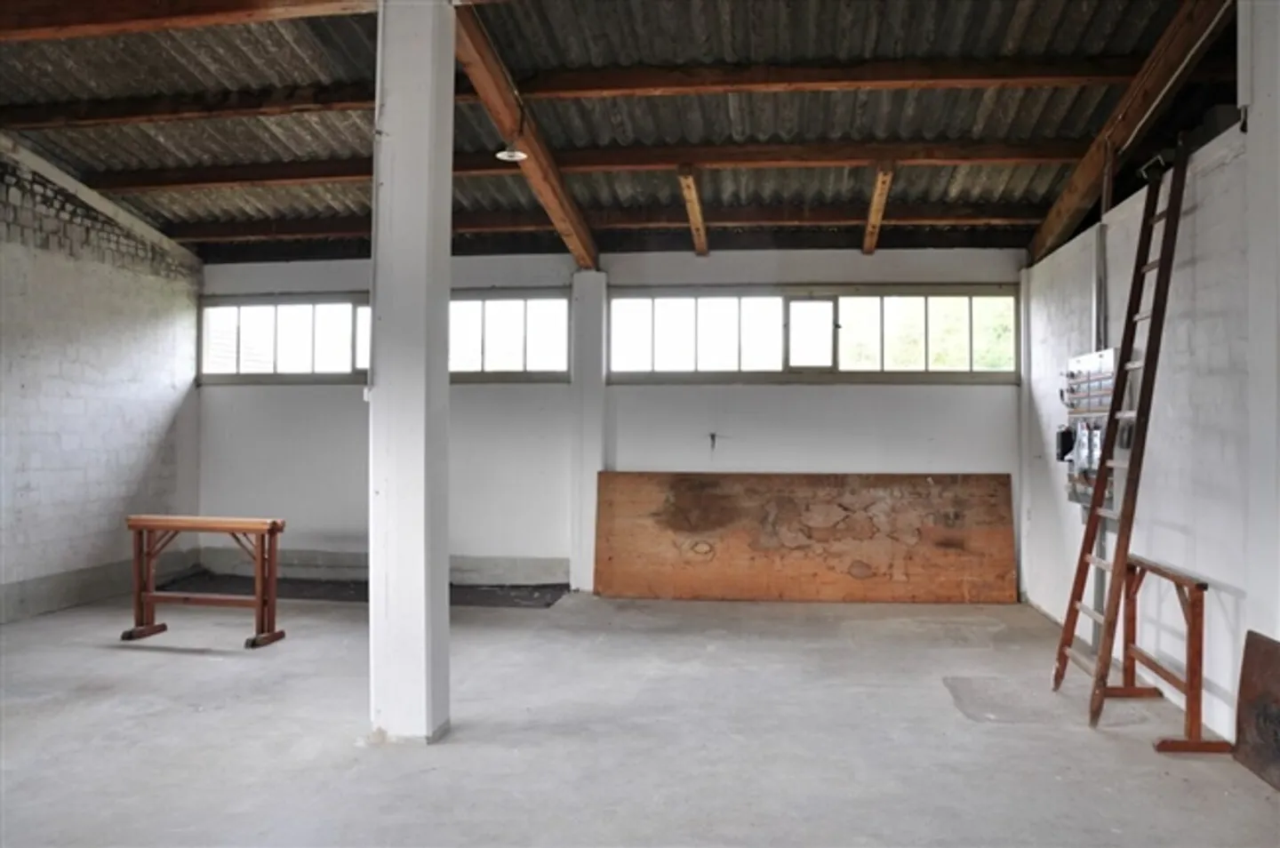 Spacious storage or hobby room 210m2 with loading ramp and 4 parking spaces - Photo 5 of 7