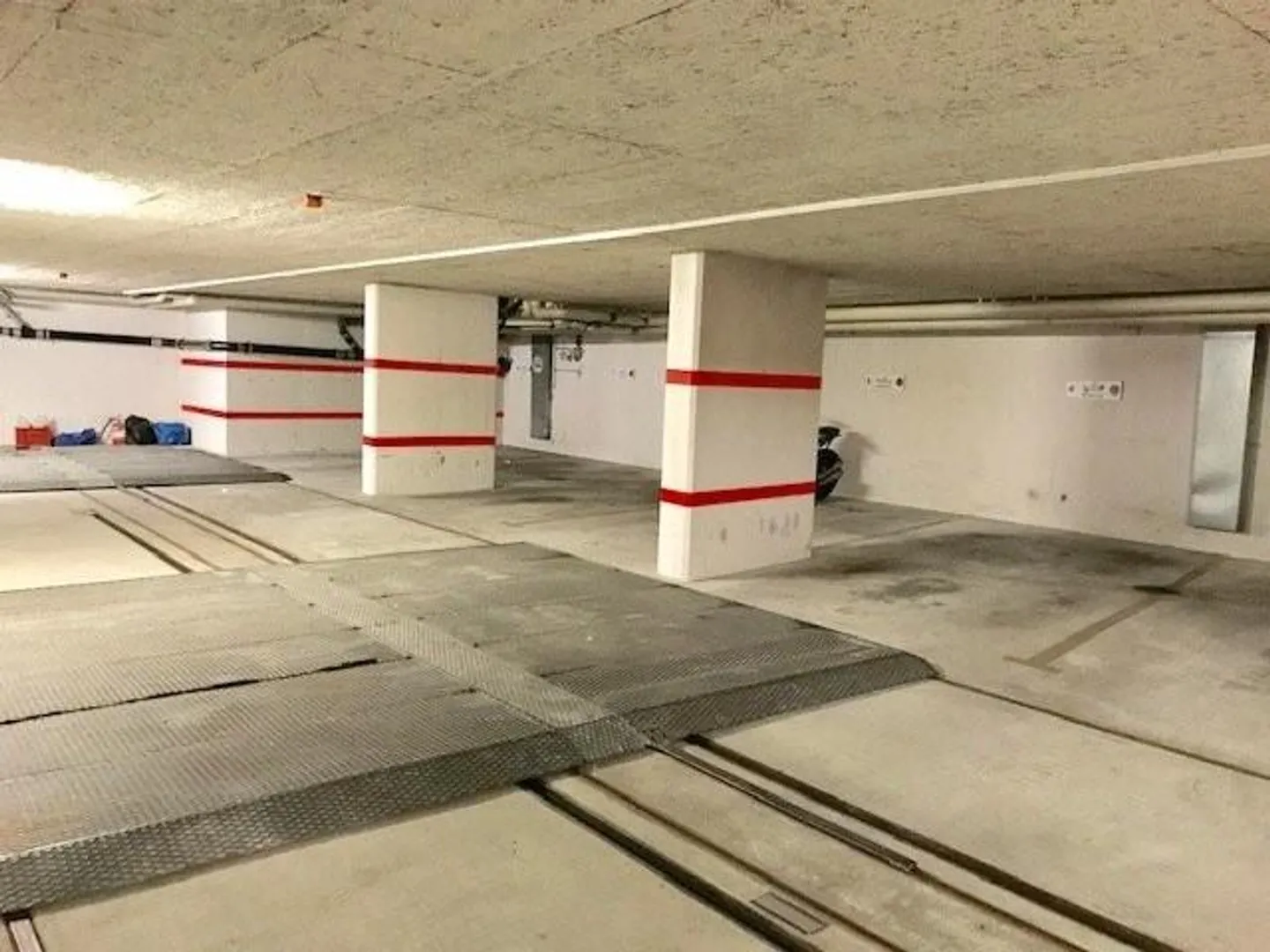 Parking space in underground garage - Zurich District 8 - Photo 1 of 3