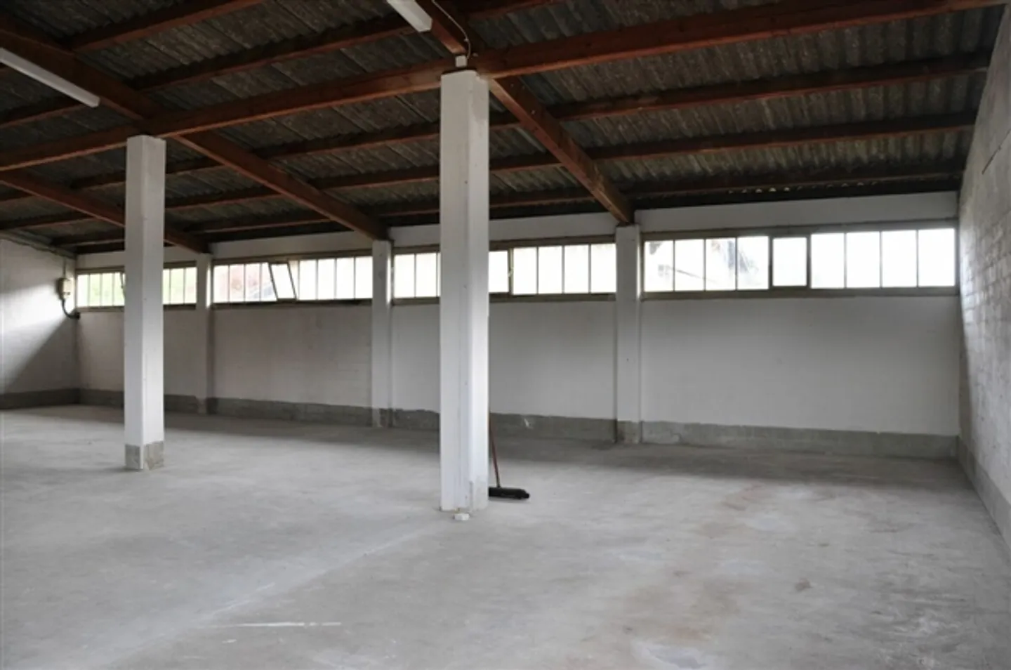 Spacious storage or hobby room 210m2 with loading ramp and 4 parking spaces - Photo 6 of 7