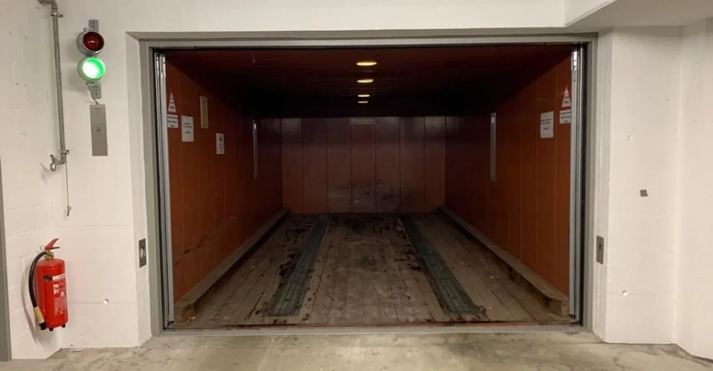 Parking space in underground garage - Zurich District 8 - Photo 2 of 3