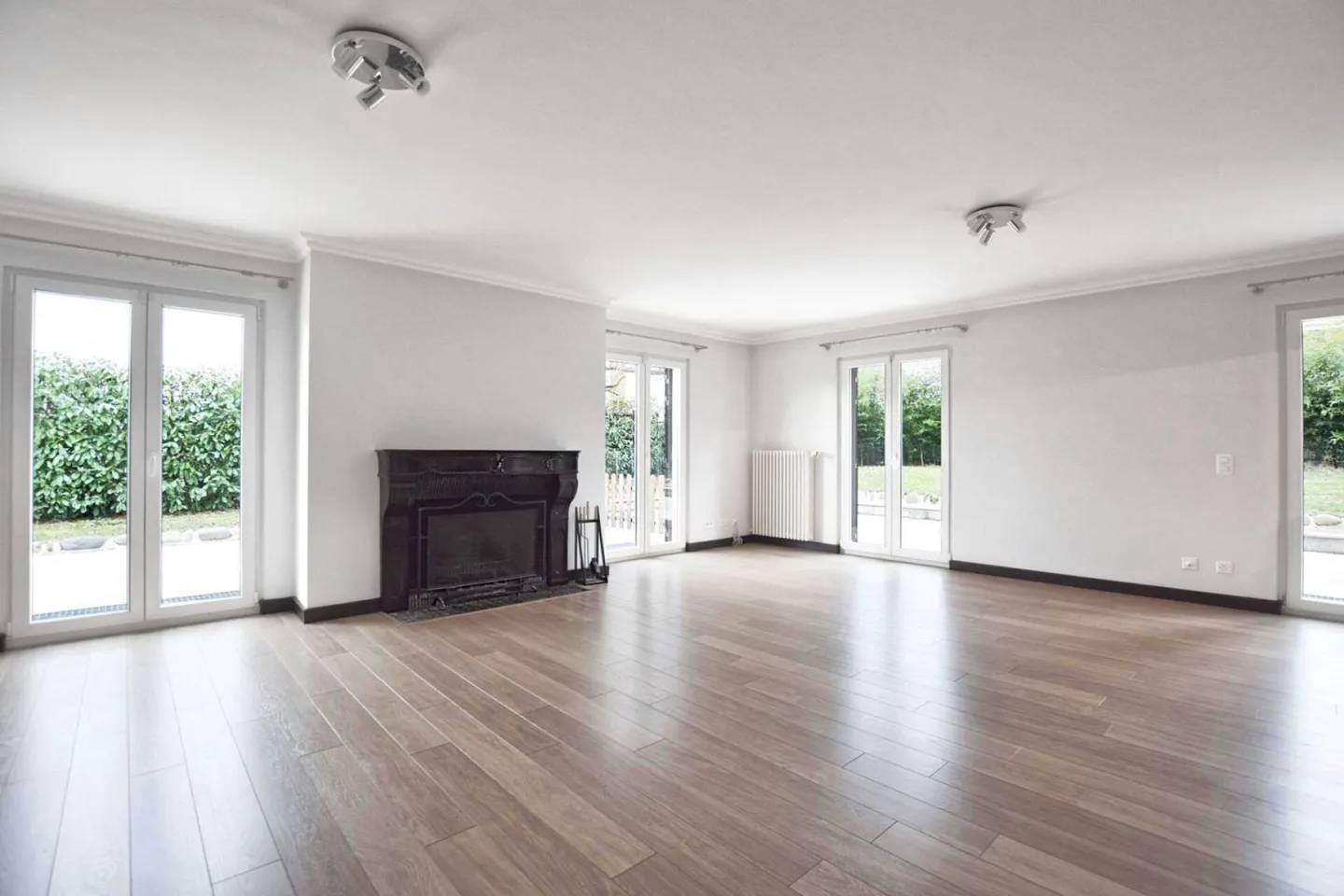 Villa gemella d'angolo a Chavannes-des-Bois - Foto 3 di 15