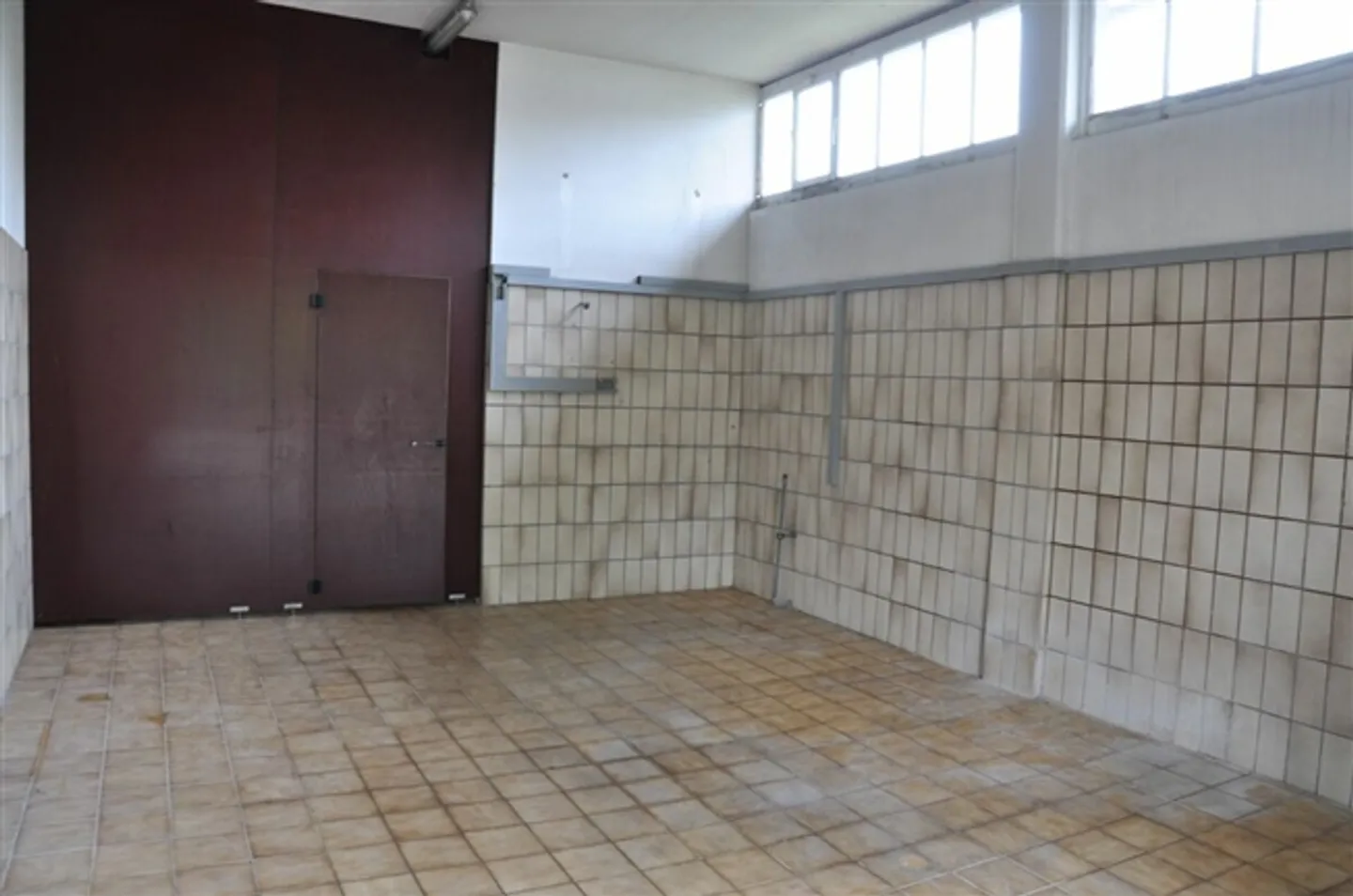 Spacious storage or hobby room 210m2 with loading ramp and 4 parking spaces - Photo 7 of 7